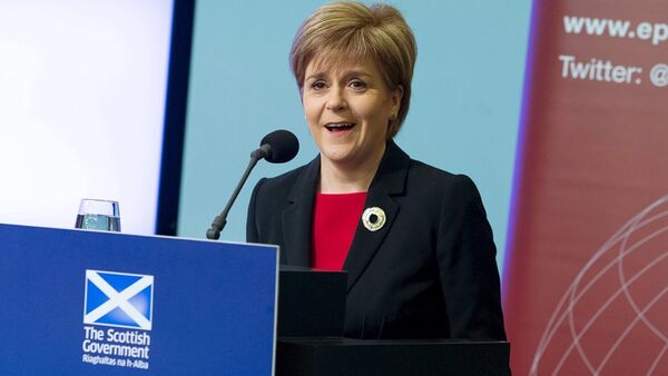 İngiltere’de geçen ay yapılan genel seçimlerde İskoçya’da ezici bir üstünlük sağlayan İskoçya Ulusal Partisi’nin (SNP) lideri Nicola Sturgeon - Sputnik Türkiye