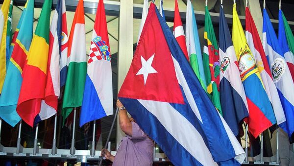 Öte yandan Büyükelçilik'in açılışından önce, ABD Dışişleri Bakanlığı'nın lobisinde asılı bulunan ve ABD ile diplomatik ilişkiler yürütülen ülkelere ait bayrakların arasına Küba bayrağı da yerleştirildi. - Sputnik Türkiye