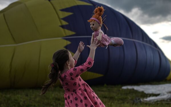 Bir kız, 14. Rusya’nın Altın Halkası Balon Festivali - Sputnik Türkiye