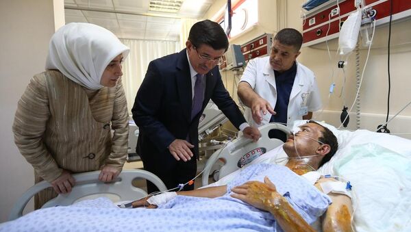 Başbakan Ahmet Davutoğlu ve eşi Sare Davutoğlu, Şanlıurfa Balıklıgöl Devlet Hastanesi'nde Suruç'taki terör saldırısında yaralananları ziyaret etti. - Sputnik Türkiye