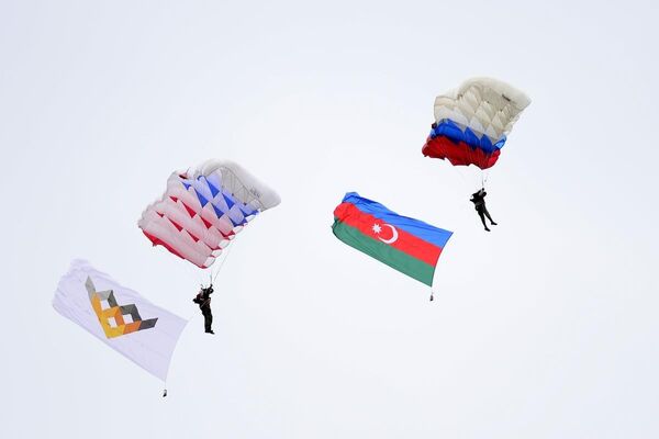 Uluslararası Ordu oyunlarının resmi açılış töreninde katılımcı ülkelerin bayraklarını taşıyan paraşütlü birlikle alana indi - Sputnik Türkiye