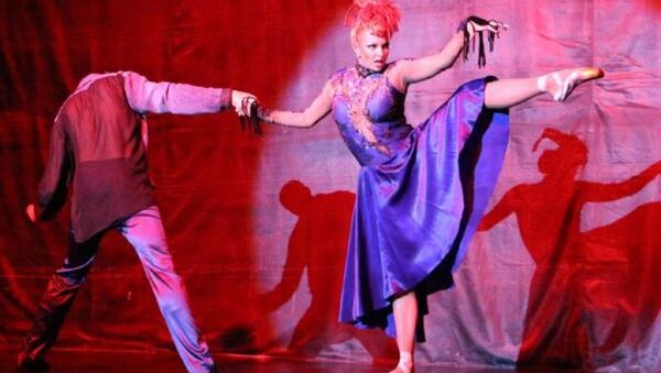 Moskova Bolşoy Tiyatrosu'nun eski baş balerini Anastasia Volochkova ve ekibi ayakta alkışlandı. - Sputnik Türkiye