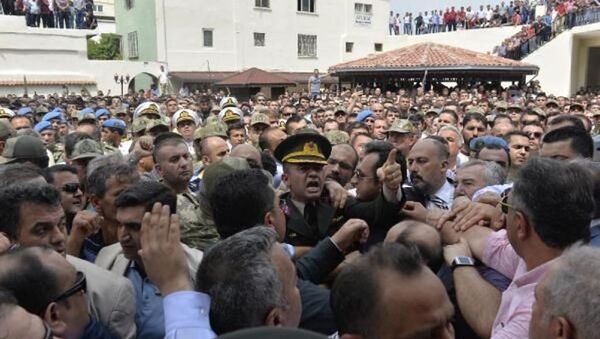 Şırnak'ta şehit olan Yüzbaşı Ali Alkan'ın cenaze namazında, şehidin ailesi hükümete ve törene katılan AK Parti milletvekillerine tepki gösterdi. - Sputnik Türkiye