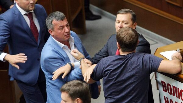Ukrayna parlamentosunda Radikal Parti lideri Oleg Lyaşko (sağ) ile bazı milletvekilleri arasında kavga çıktı. - Sputnik Türkiye