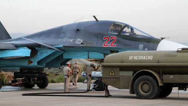 Teknik personel Lazkiye'deki Hmeimim Hava Üssü'ndeki Rus Su-34 jetlerinin kontrolünü yapıyor / Fotojet - Sputnik Türkiye