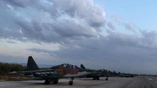 Lazkiye'deki Hmeimim Hava Üssü'ndeki Rus Su-25 jetleri / Fotojet - Sputnik Türkiye
