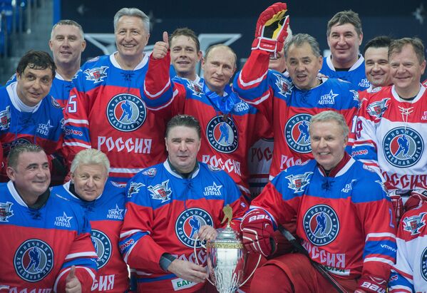 Vladimir Putin takes part in hockey match between Night Hockey League champions and board members and honorary guests - Sputnik Türkiye