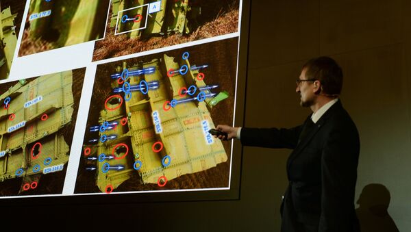 Malezya Havayolları'nın MH17 sefer sayılı uçağıyla ilgili sonuçların paylaşıldığı basın toplantısı - Sputnik Türkiye