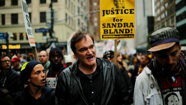 Yönetmen Quentin Tarantino New York'ta polis şiddetine karşı düzenlenen eyleme katıldı. - Sputnik Türkiye