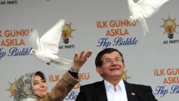 Davutoğlu, Diyarbakır'da 'beyaz güvercin' uçurdu - Sputnik Türkiye