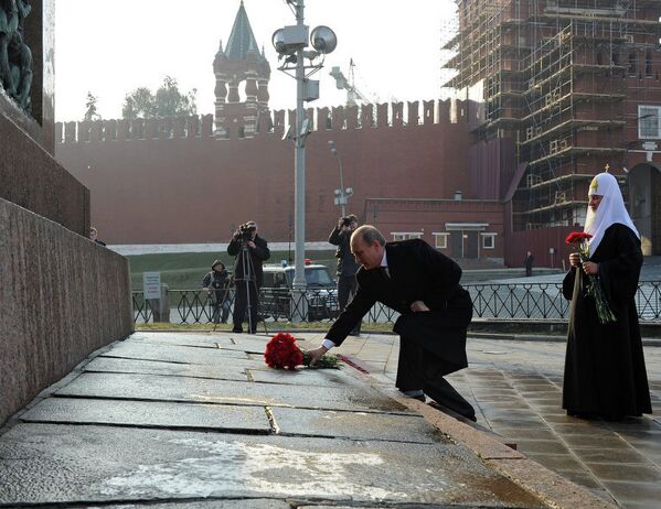 Putin Ulusal Birlik Günü'nde çiçek bıraktı - Sputnik Türkiye