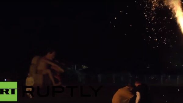 Başbakan David Cameron'ın 15 metre yüksekliğindeki dev bir heykelini yakıldı. - Sputnik Türkiye