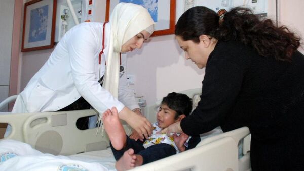 Suriyeli çocuk ayakları bağlı donmak üzereyken bulundu. - Sputnik Türkiye
