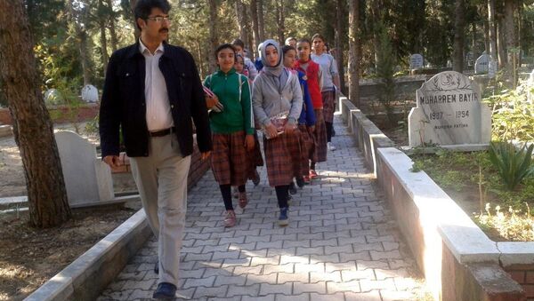 Ortaokul öğrencilerine mezarlıkta 'ahiret' dersi - Sputnik Türkiye