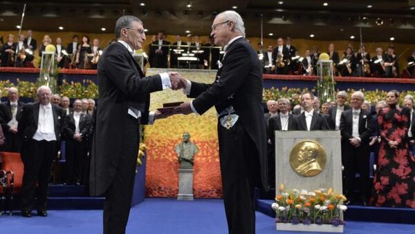 Nobel Kimya ödülünü kazanan Türk bilim adamı Aziz Sancar (solda), İsveç'in başkenti Stockholm'de düzenlenen törende ödülünü İsveç Kralı 16. Carl Gustav'ın elinden aldı. - Sputnik Türkiye