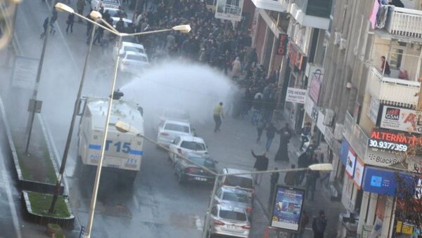 Diyarbakır'da göstericilere polis müdahalesi - Sputnik Türkiye