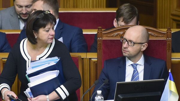 Finance Minister Natalia Yaresko (L) and Ukrainian Prime Minister Arseny Yatsenyk (R) prepare to present the draft of the new state budget during the parliament hearing in Kiev on December 17, 2015 - Sputnik Türkiye
