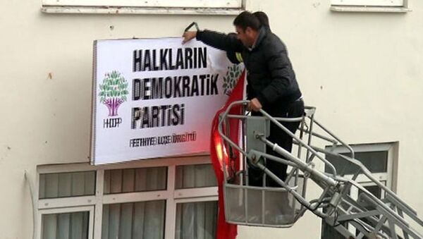 Fethiye'de HDP tabelası söküldü. - Sputnik Türkiye