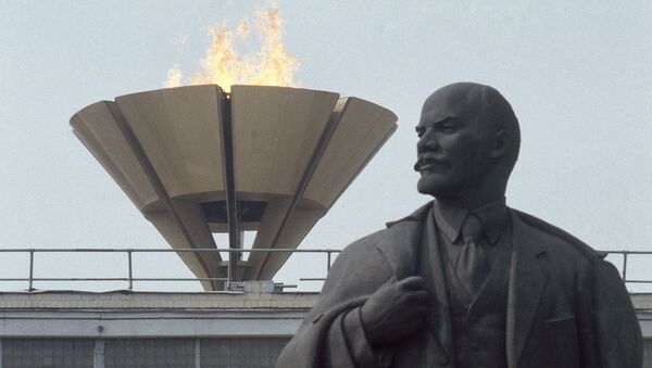 The Olympic flame rises over statue of Lenin outside Lenin Stadium in Moscow during the 1980 Olympic Games - Sputnik Türkiye