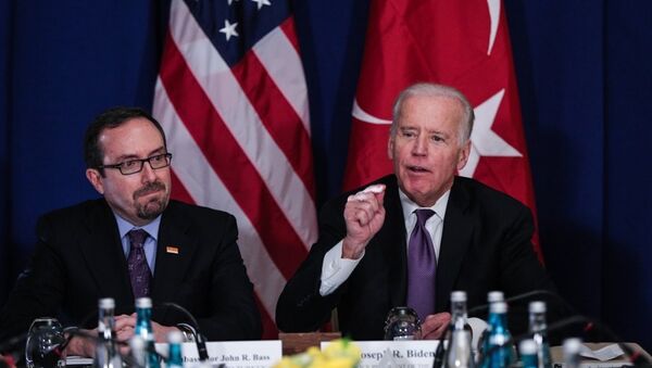 Amerika Birleşik Devletleri (ABD) Başkan Yardımcısı Joe Biden (sağda), Conrad Otel'de sivil toplum kuruluşu temsilcileriyle görüştü. Toplantıda ABD'nin Ankara Büyükelçisi John Bass da (solda) yer aldı. - Sputnik Türkiye