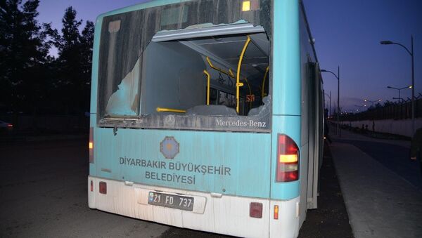 Diyarbakır'da, yolcuları da olan 2 belediye otobüsü kurşunlandı  Tamamını oku. - Sputnik Türkiye