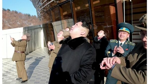 KRT televizyonu, Kuzey Kore lideri Kim Jong-un uydunun fırtıldığı sırada çekildiği belirtilen görüntülerini yayınladı. - Sputnik Türkiye