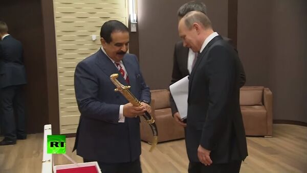 Bahreyn Kralı'ndan Putin'e Şam çeliğinden kılıç - Sputnik Türkiye