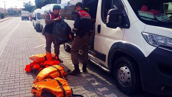 Balıkesir'in Edremit ilçesinde yasa dışı yollardan Avrupa ülkelerine gitmeye hazırlanan 158 yabancı uyruklu yakalandı. - Sputnik Türkiye