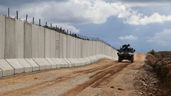 Suriye sınırında yer alan Hatay'da, sınır hattında yasa dışı hudut geçişi ve kaçakçılığı önlemek amacıyla yaklaşık 35 kilometrelik modüler beton duvar inşa edildi. - Sputnik Türkiye