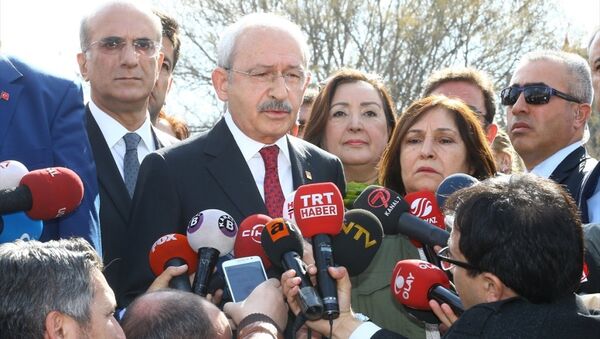 CHP Genel Başkanı Kemal Kılıçdaroğlu, eşi Selvi Kılıçdaroğlu ile Ankara'da terör saldırısının meydana geldiği Merasim Caddesi'ni ziyaret etti. Kılıçdaroğlu ziyareti sonrası basın açıklaması yaptı. - Sputnik Türkiye