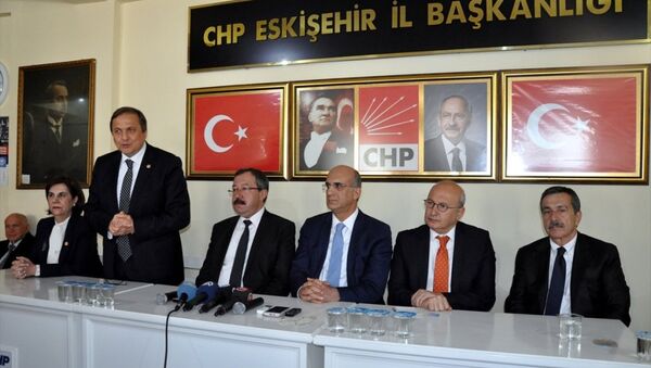 CHP Genel Başkan Yardımcısı Tekin Bingöl ve Seyit Torun (ayakta) CHP Eskişehir İl Başkanlığı'nda basın toplantısı düzenledi. - Sputnik Türkiye