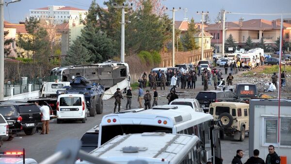 Diyarbakır'da polis servis midibüsüne bombalı araçla saldırı - Sputnik Türkiye