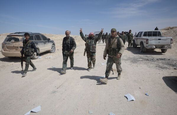 Suriye ordusu  Karyateyn’i IŞİD’den aldı - Sputnik Türkiye