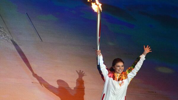 Rus ritmik jimnastik şampiyonu ve Duma milletvekili Alina Kabayeva, Soçi Olimpiyat Oyunları'nda olimpiyat meşalesini taşıyor. - Sputnik Türkiye