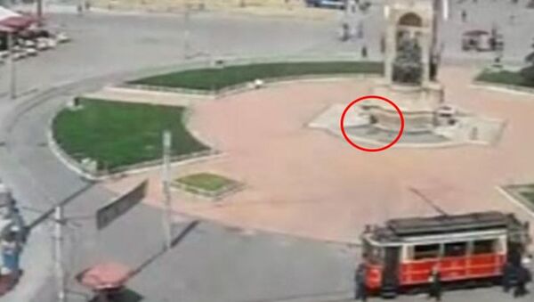 Taksim Meydanı'na gelen bir kişi, Cumhuriyet Anıtı önünde havaya ateş açtı. - Sputnik Türkiye
