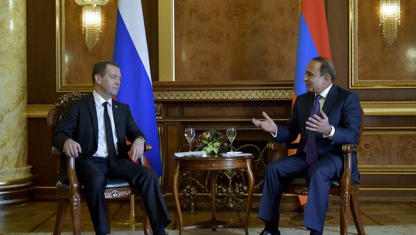 Rusya Başbakanı Dmitriy Medvedev ve Ermenistan Başbakanı Ovik Abramyan - Sputnik Türkiye