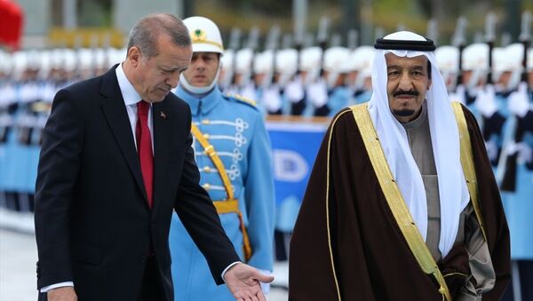 Cumhurbaşkanı Recep Tayyip Erdoğan, resmi ziyaret için Ankara'da bulunan Suudi Arabistan Kralı Selman Bin Abdulaziz'i Cumhurbaşkanlığı Külliyesi'nde törenle karşıladı. - Sputnik Türkiye