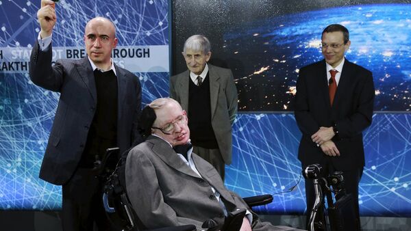 Mail.ru sitesinin sahiplerinden Rus işadamı Yuriy Milner ve ünlü bilim adamı Stephen Hawking, önümüzdeki 20 yılda Güneş sistemine en yakın yıldız sistemi olan Alfa Centauri’ye robot fırlatmayı öngören Starshot projesi için bir araya geldi. - Sputnik Türkiye