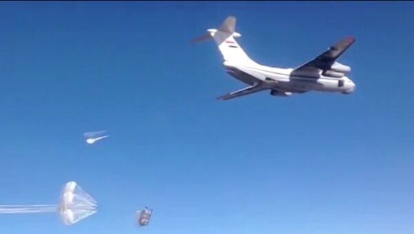 Syrian Air Force aircraft dropping humanitarian cargo on Russian parachute platforms in the area of Deir ez-Zor, Syria. - Sputnik Türkiye