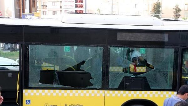 Kağıthane Kemerburgaz Caddesi'nde, Çevik Kuvvet polislerini taşıyan İETT otobosüne silahlı saldırı düzenlendi. Olayda ölen veya yaralanan olmadı. - Sputnik Türkiye