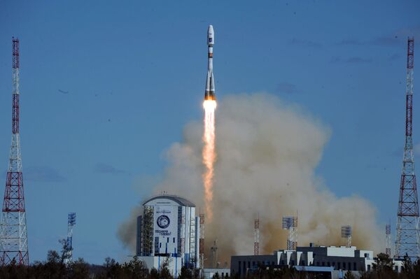 Rusya’nın uzak doğusunda inşa edilen yeni uzay üssü Vostoçnıy’dan ilk kez roket fırlatıldı. Soyuz-2.1a roketi 05:01’de uzaya gönderildi. - Sputnik Türkiye