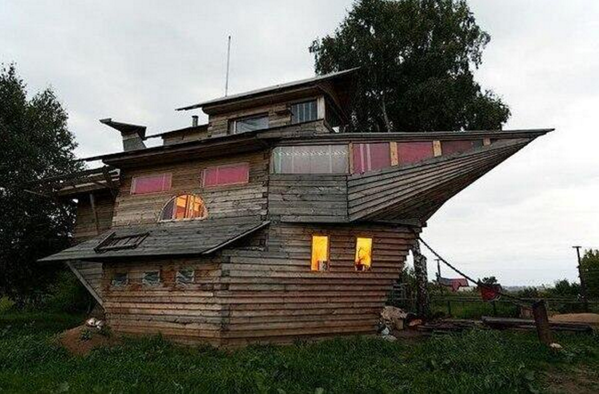 Rusya’nın doğusundaki Kemerovo köyünde bulunan bu ev, Nuh’un gemisinden esinlenilmiş bir mimariye sahip. 9 metre yüksekliğindeki ve 14 metre uzunluğundaki bu evin sahibi Nikolay Orehov, ‘gemisinin’ inşası için bir yıl çaba harcamış. - Sputnik Türkiye