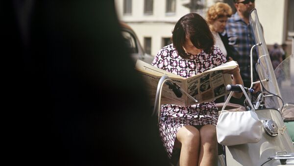 Girl reading newspaper - Sputnik Türkiye