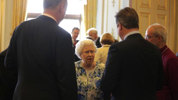 İngiltere Başbakanı David Cameron’un, Afganistan ve Nijerya’nın ‘yolsuzlukla mücadelesiyle’ ilgili Kraliçe Elizabeth’e yaptığı yorumlar, mikrofonlara yansıdı. - Sputnik Türkiye