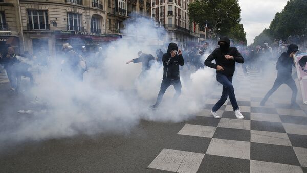 Paris polisi, çalışma yasasını protesto eden göstericilere biber gazıyla müdahalede bulundu. - Sputnik Türkiye
