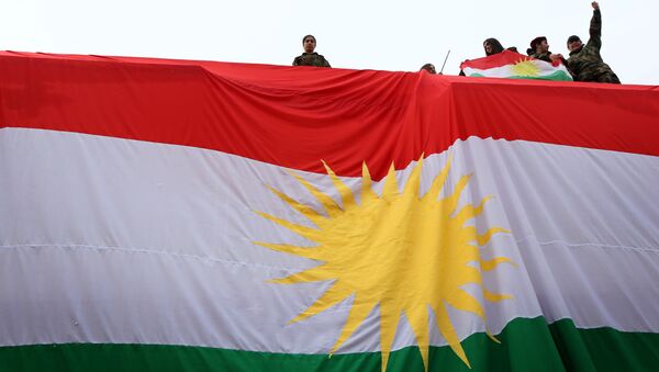 IKBY bayrağını sallayan Kürt gençleri. - Sputnik Türkiye