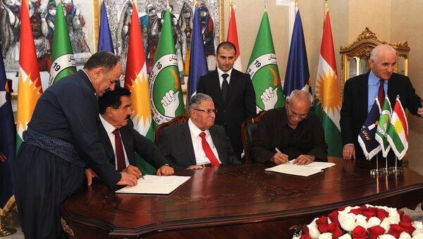 Eski Irak Cumhurbaşkanı Celal Talabani (orta) liderliğindeki Kürdistan Yurtseverler Birliği (KYB) ile Irak Kürt Bölgesel Yönetimi'nde (IKBY) muhalefetin başını çeken Goran (Değişim) Hareketi arasında siyasi anlaşma imzalandı. KYB Birinci Genel Sekreter Yardımcısı Kosret Resul (sol2) ve Goran Hareketi lideri Noşirvan Mustafa (sağ2) anlaşmayı imzaladı. - Sputnik Türkiye