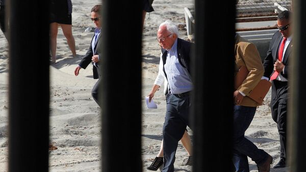 ABD Başkan adayı Bernie Sanders, Meksika sınırında. - Sputnik Türkiye