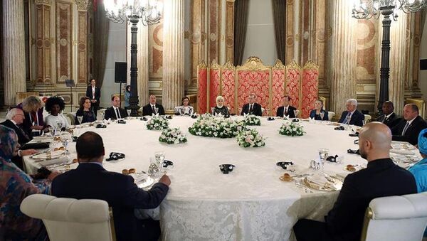 Cumhurbaşkanı Recep Tayyip Erdoğan, Dünya İnsani Zirvesi'ne katılan heyet başkanları onuruna akşam yemeği verdi. - Sputnik Türkiye