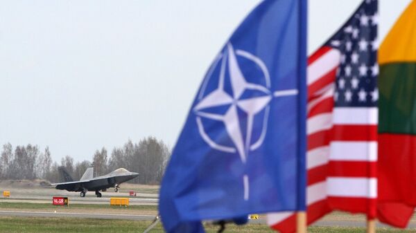 NATO - ABD - Litvanya bayrakları / ABD F-22 Raptor savaş uçağı / Litvanya Hava Kuvvetleri'ine ait  Siauliai Hava Üssü - Sputnik Türkiye